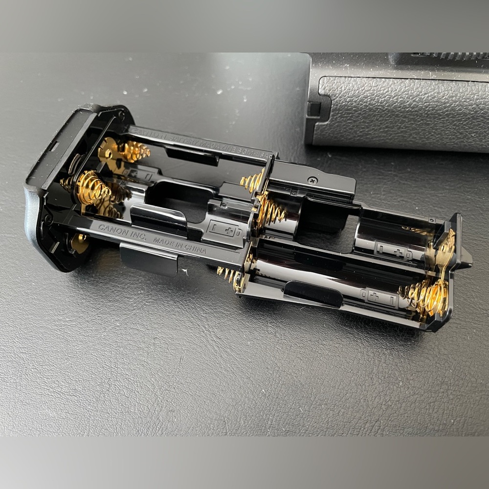 Canon Battery Grip - Picture 2 of 5